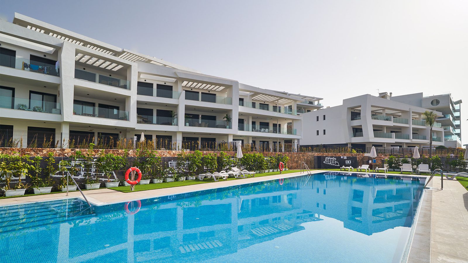 Exterior view of a 2-bedroom apartment with a pool and sea views in Fuengirola - The Estates