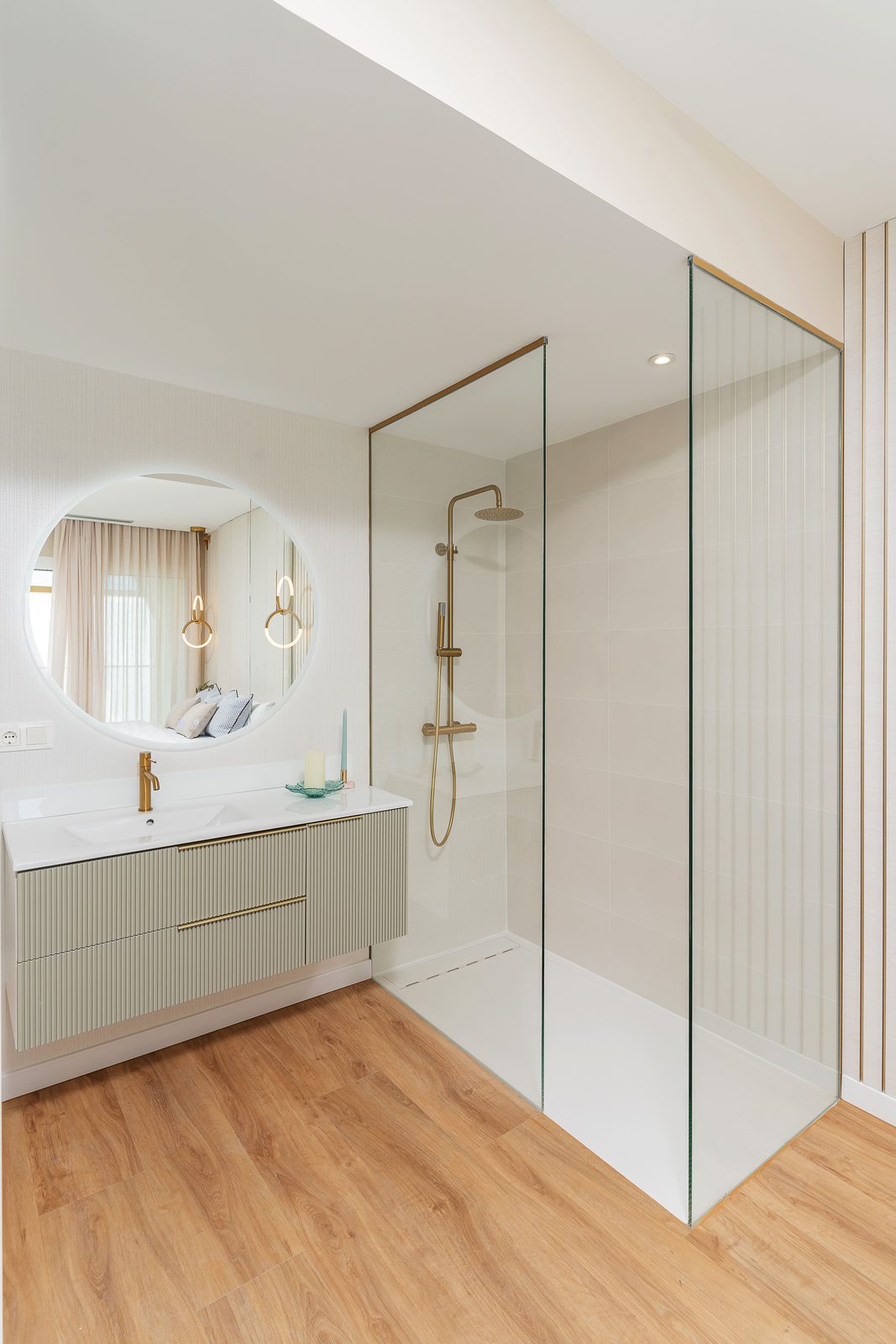 A modern bathroom with a walk-in shower in a 3-bedroom apartment in Benidorm - The Estates