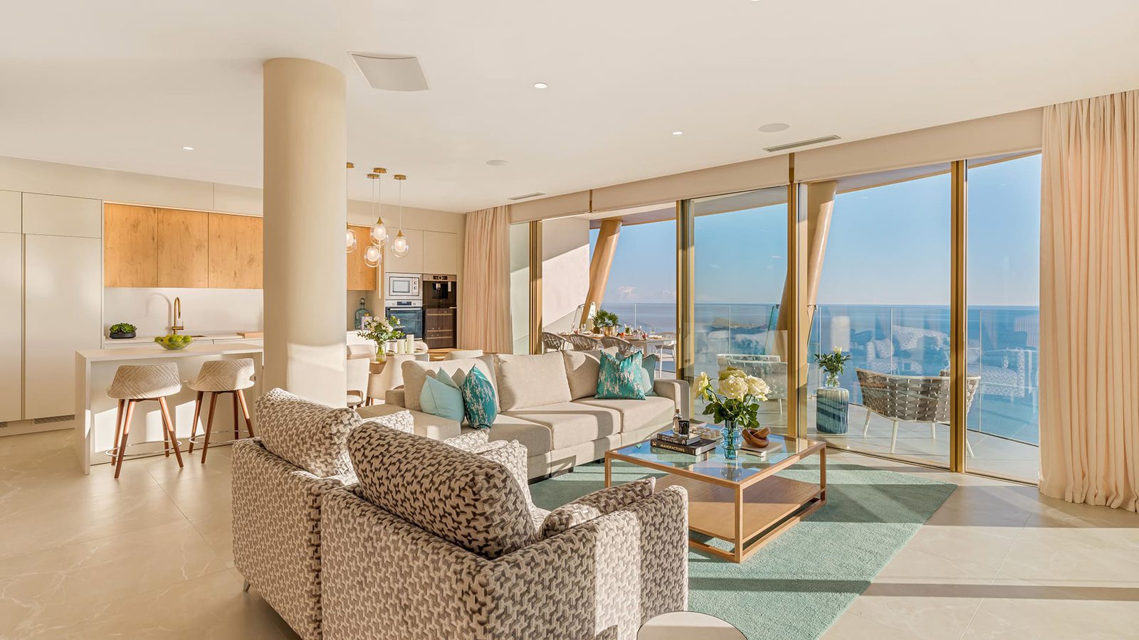 Bright living area with sea views in a 3-bedroom apartment in Benidorm - The Estates