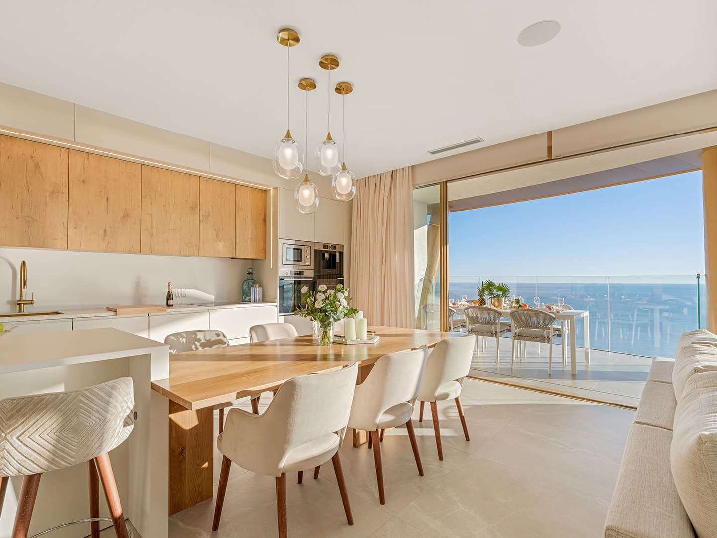 Stylish living and dining area with sea views in a 3-bedroom apartment in Benidorm - The Estates