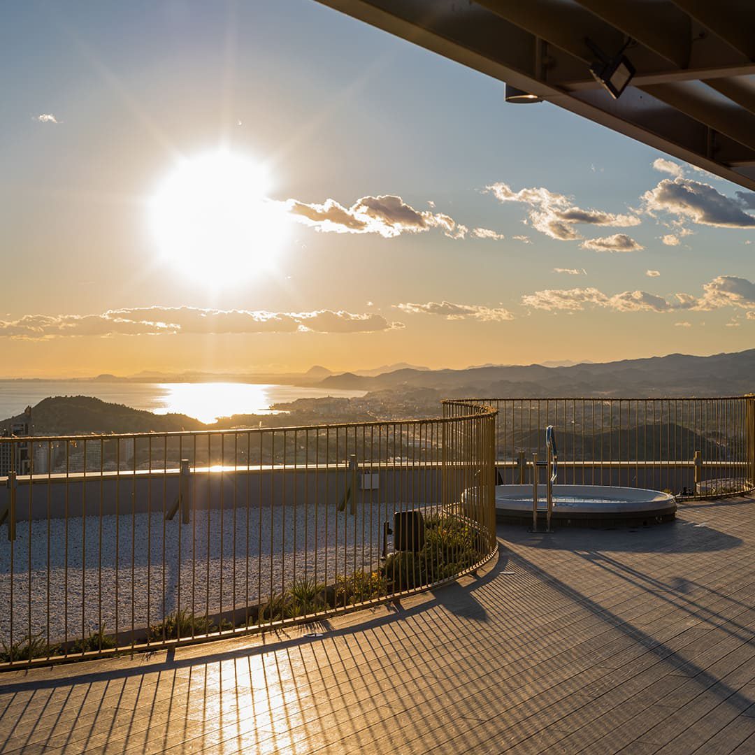 Panoramic sea and mountain views from the terrace of a 3-bedroom apartment in Benidorm - The Estates