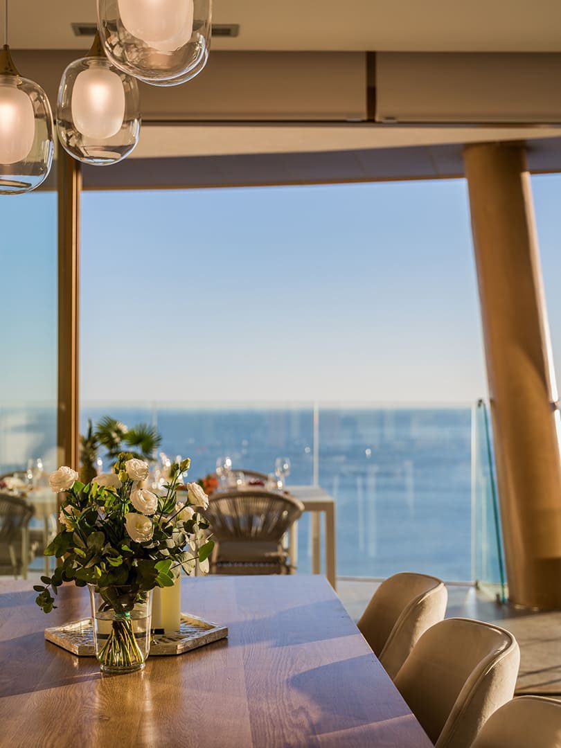 Stylish dining area with sea views in a 3-bedroom apartment in Benidorm - The Estates