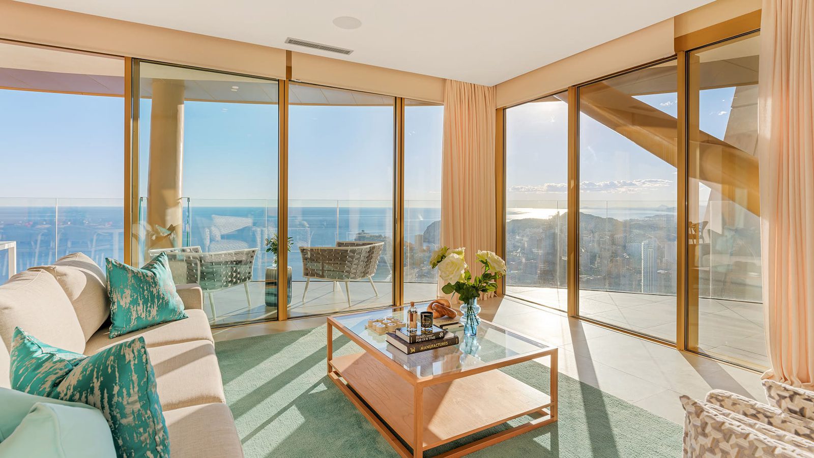 Stylish living room with panoramic sea and mountain views in a 3-bedroom apartment in Benidorm - The Estates