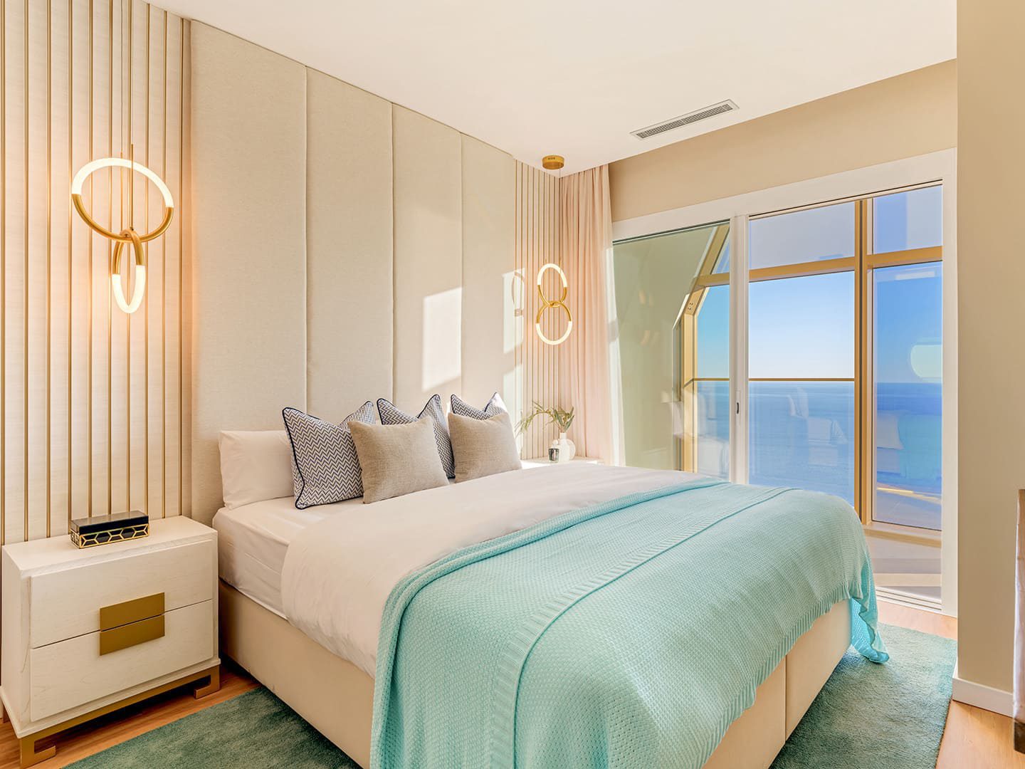 Stylish bedroom with sea views in a 3-bedroom apartment in Benidorm - The Estates