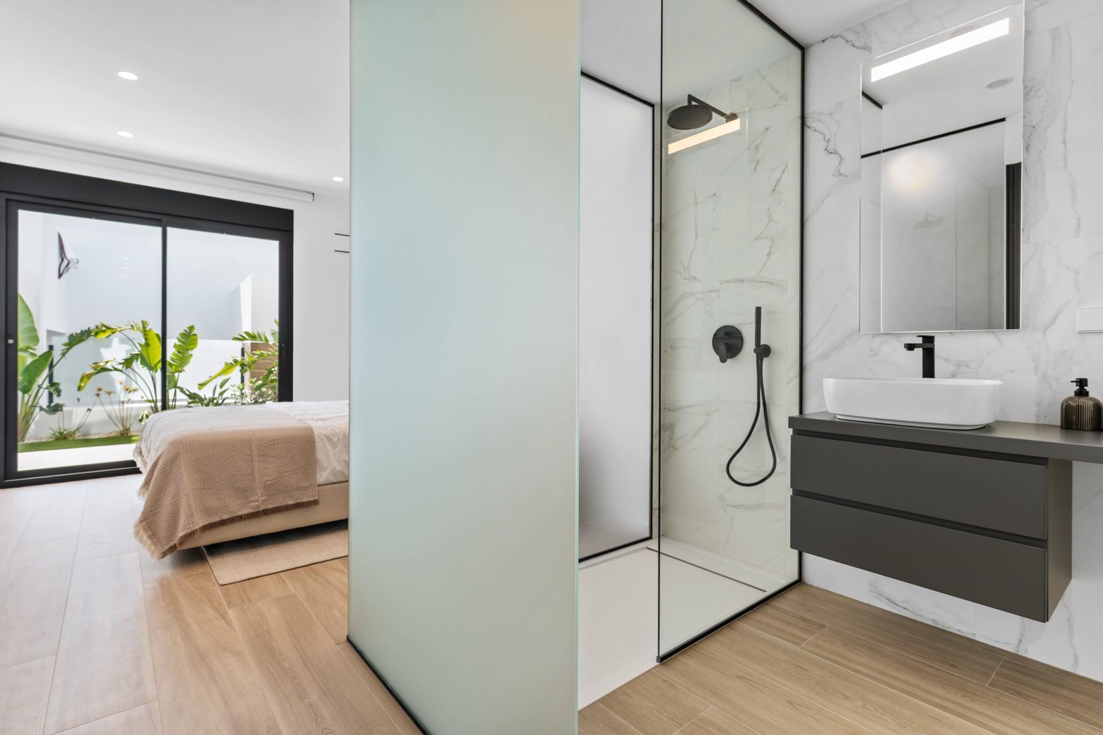 Modern bathroom with walk-in shower and vanity in a 3-bedroom apartment in Benitachell - The Estates