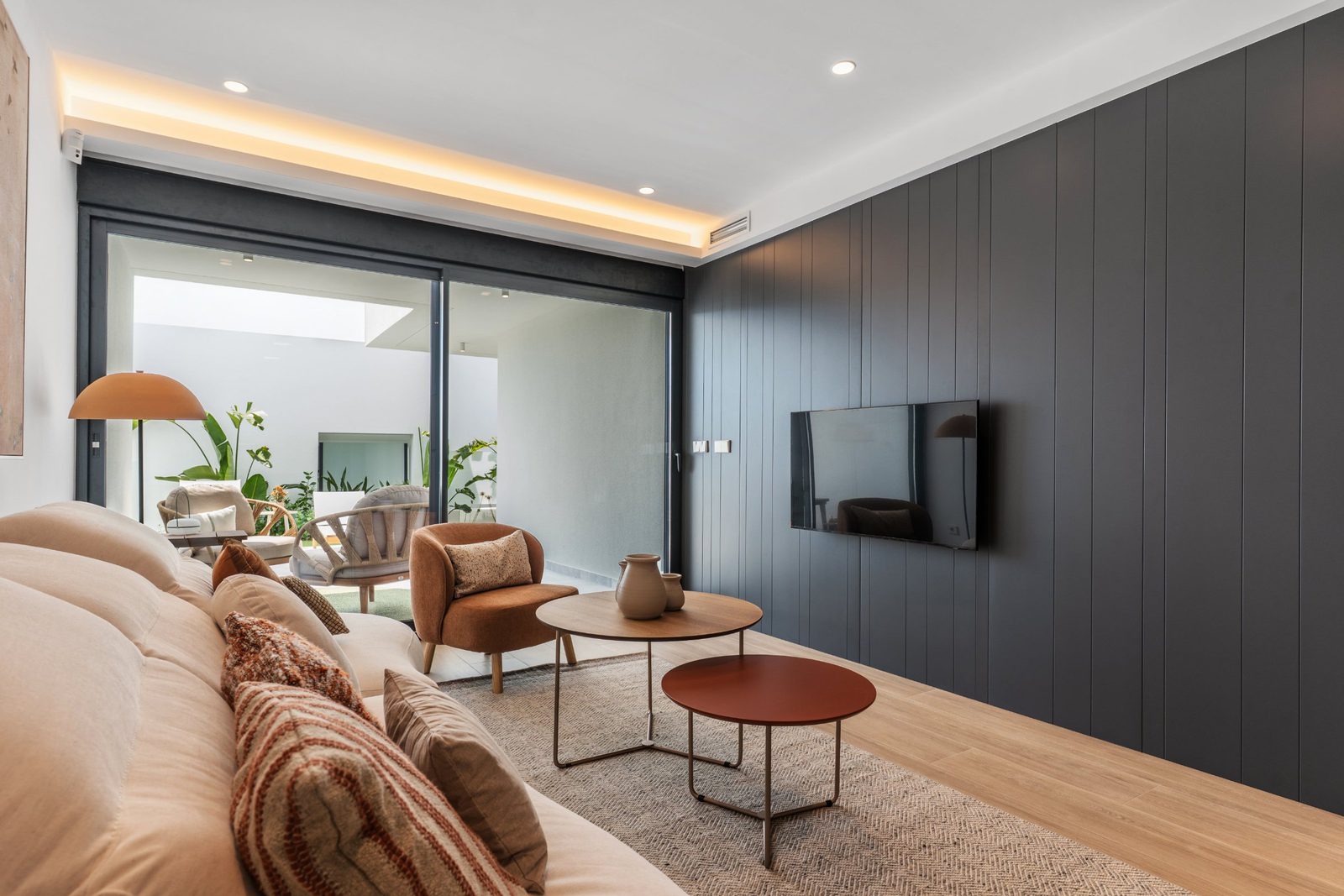 Stylish living room with modern decor and patio access in a 3-bedroom apartment in Benitachell - The Estates