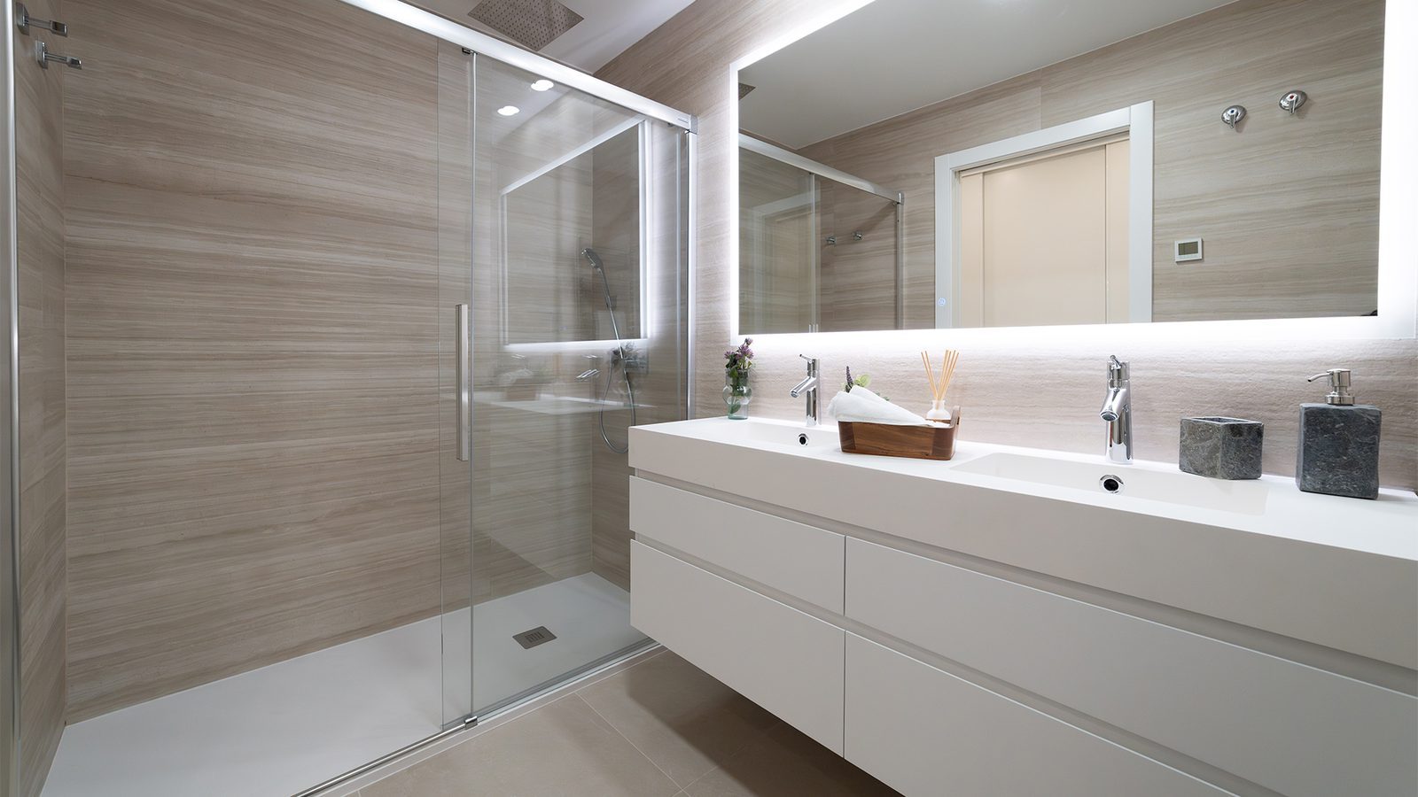 Modern bathroom with walk-in shower and double vanity of a 3-bedroom apartment in Benidorm - The Estates