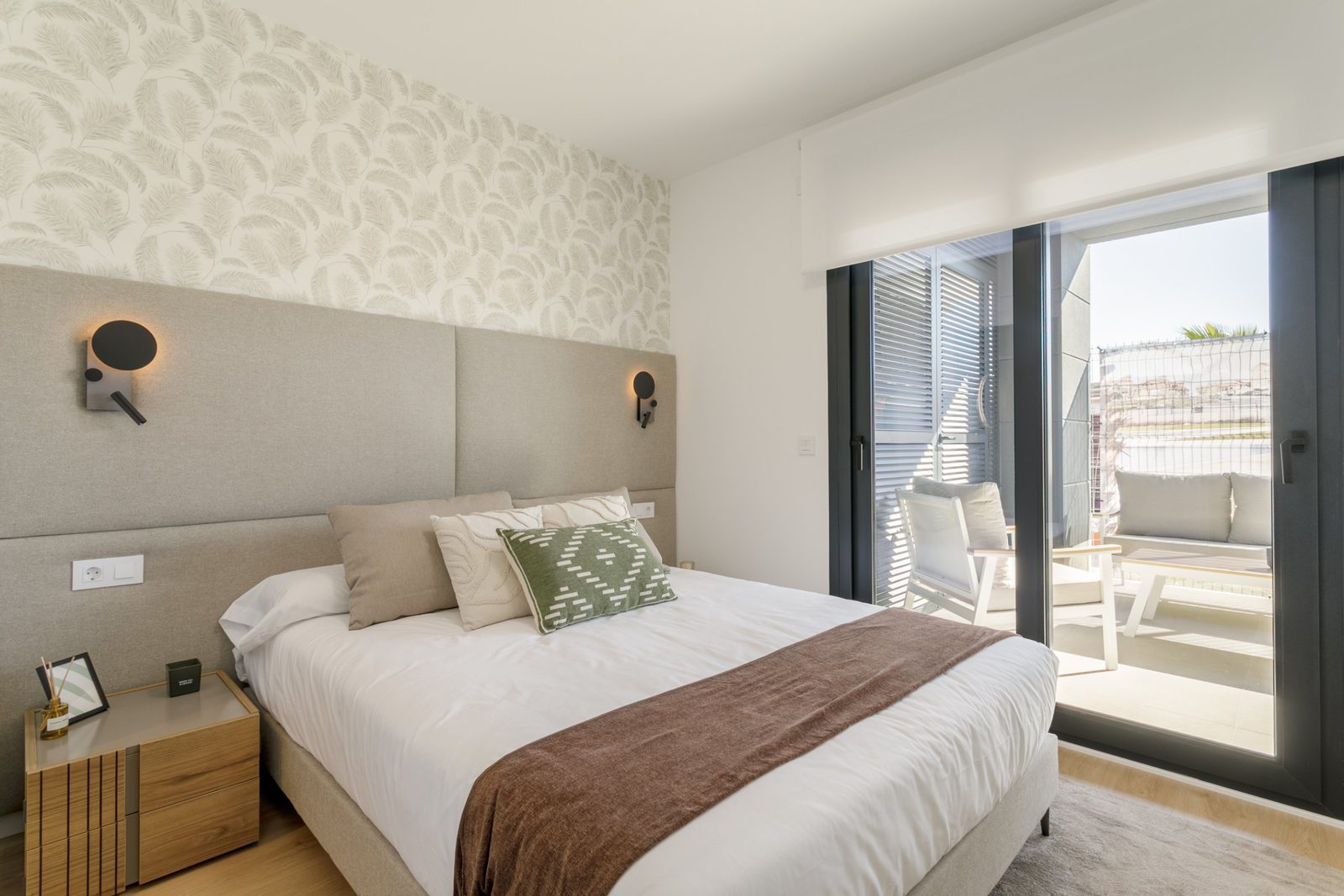 A bright bedroom with balcony access in a 2-bedroom apartment in Torrevieja - The Estates