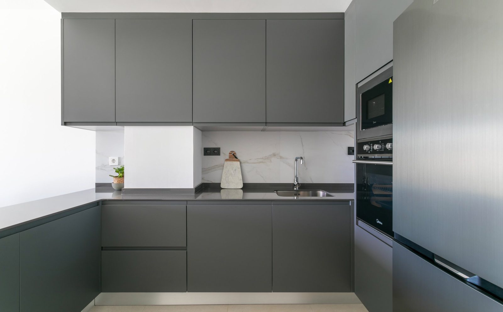 Modern kitchen with marble countertops in a 2-bedroom apartment in Torrevieja - The Estates