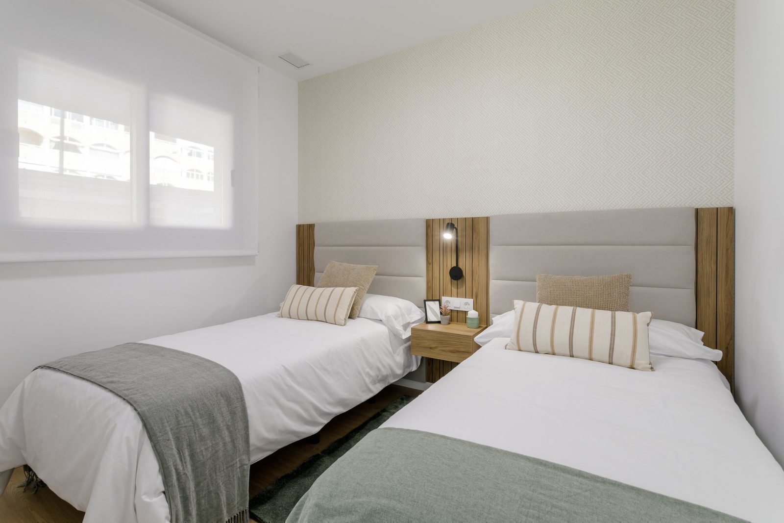 A bright bedroom with twin beds in a 2-bedroom apartment in Torrevieja - The Estates