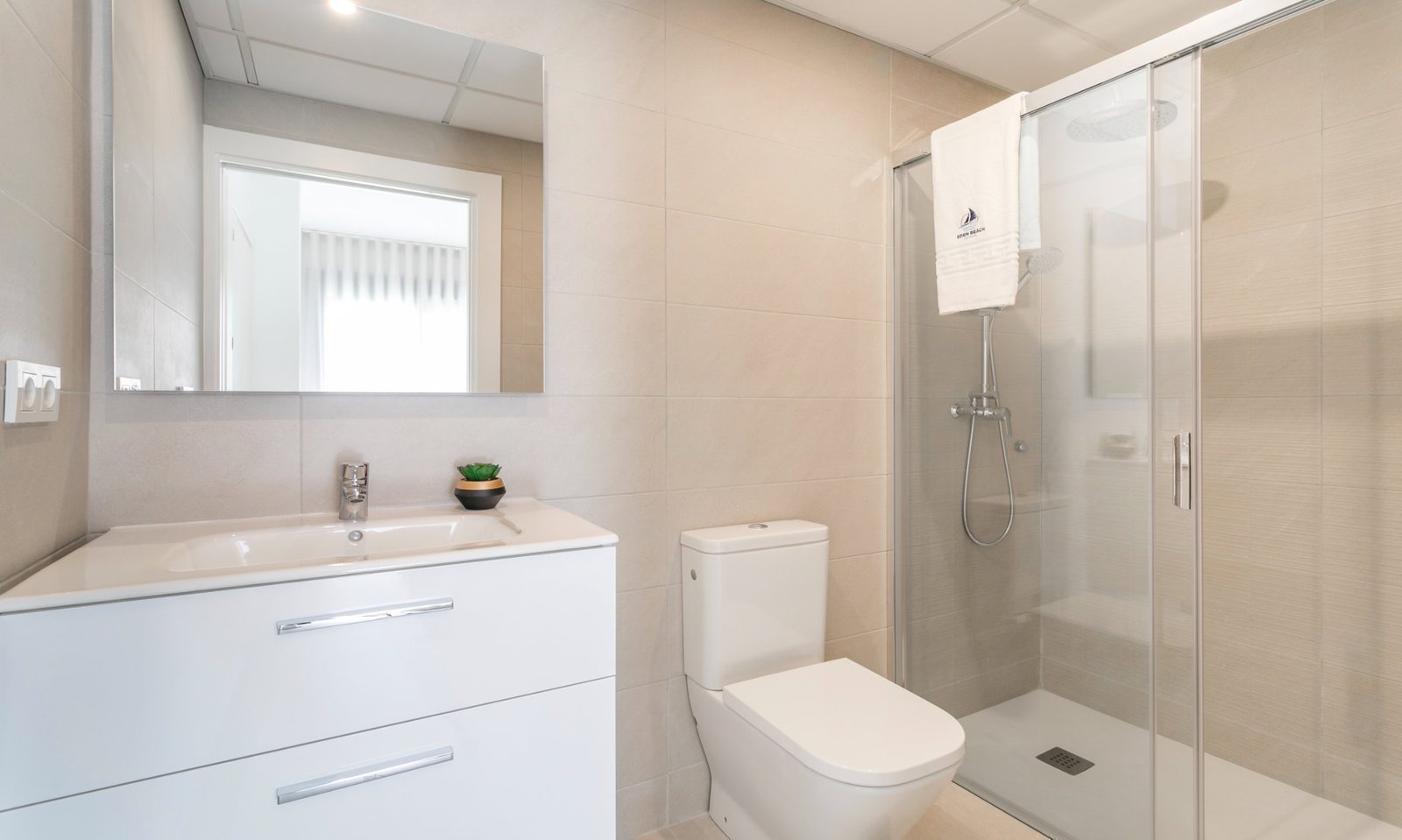 A modern bathroom with a walk-in shower in a 2-bedroom apartment in Torrevieja - The Estates