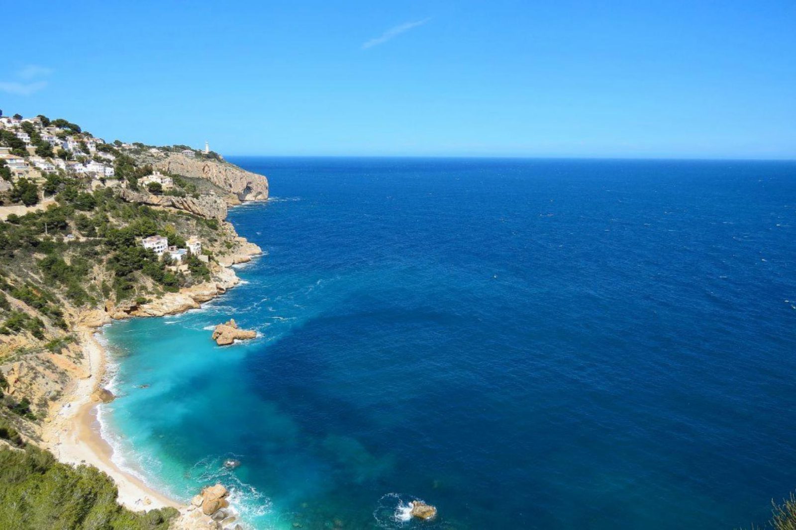 Panoramic sea views and rocky coastline of a 4-bedroom villa in Jávea - The Estates