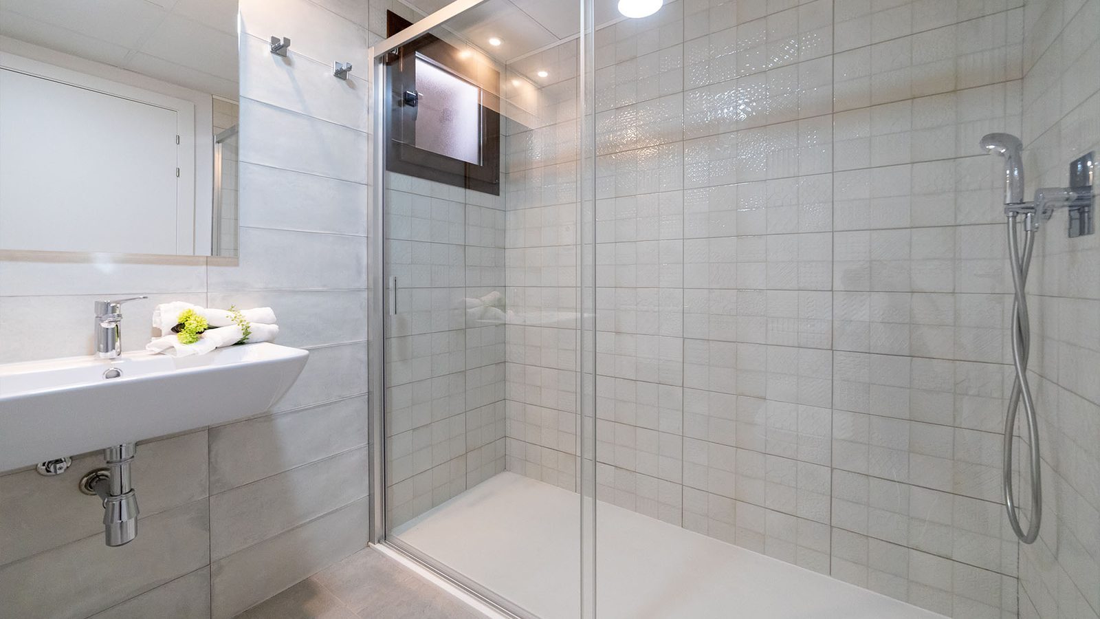Modern tiled bathroom with walk-in shower and wall-mounted basin in a 2-bedroom bungalow in Pulpí - The Estates
