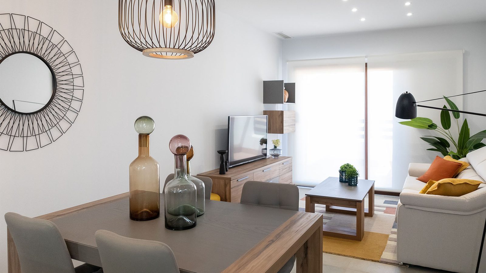 Open-plan living and dining room with modern furnishings, TV and sofa in a 2-bedroom bungalow in Pulpí - The Estates