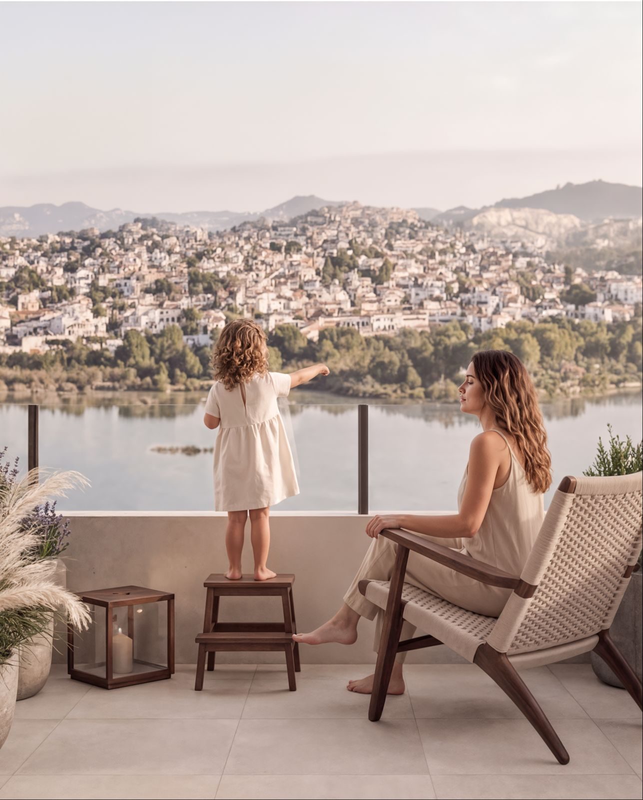Balcony with mountain, lake and city views, a woman and child enjoying the terrace of a 2-bedroom apartment in Calpe — The