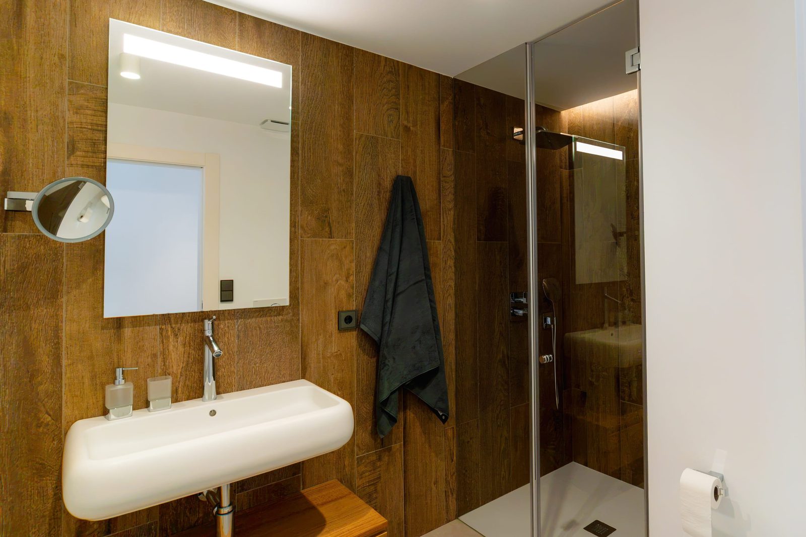 A modern bathroom with a walk-in shower in a 5-bedroom villa in Benitachell - The Estates