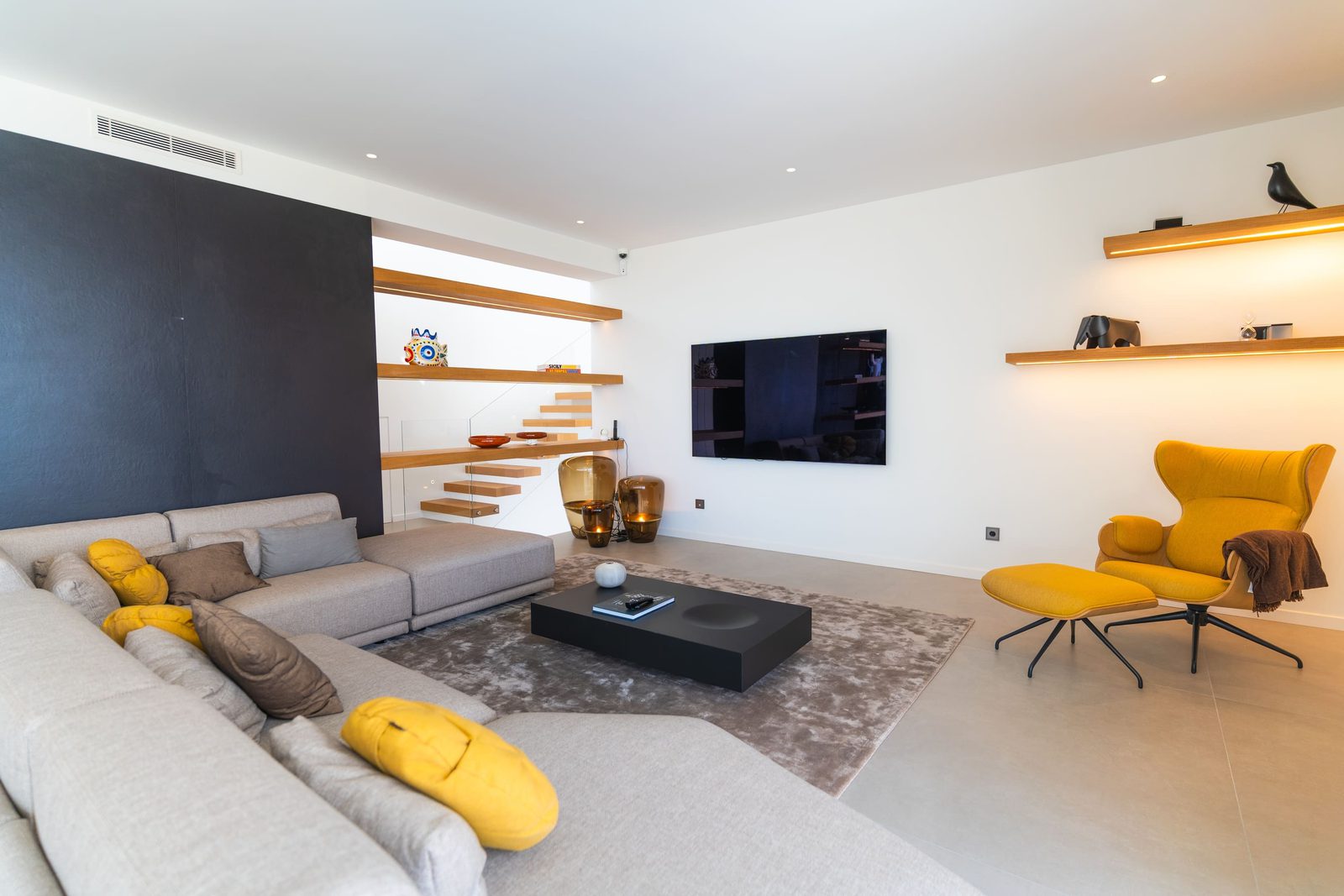 Stylish living room with modern decor in a 5-bedroom villa in Benitachell - The Estates