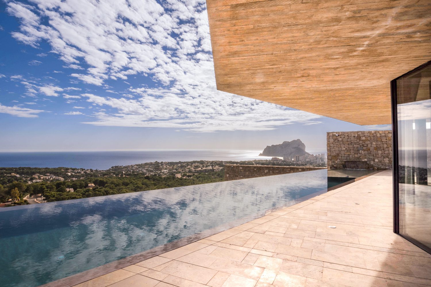 Infinity pool and terrace with panoramic sea views of a 4-bedroom villa in Benissa - The Estates