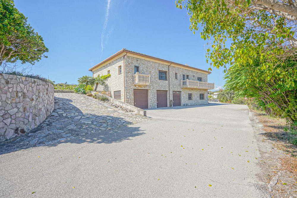 Exterior view of a charming 3-bedroom finca with mountain and golf views in Benitachell - The Estates