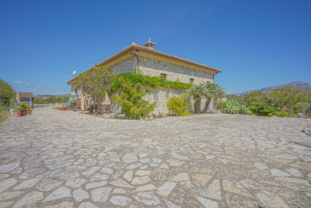 A stone finca with climbing plants and stunning mountain, golf, and countryside views - The Estates