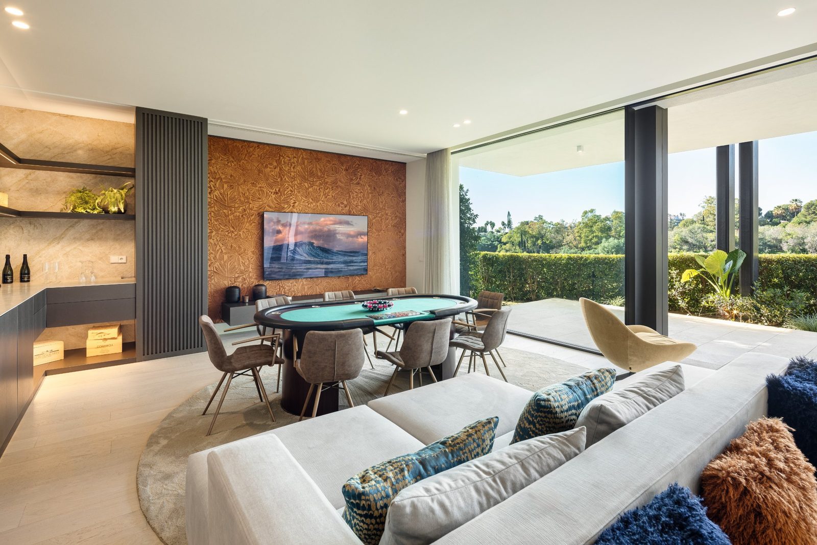 Games room and lounge with pool table overlooking the garden in a 6-bedroom villa in Málaga - The Estates