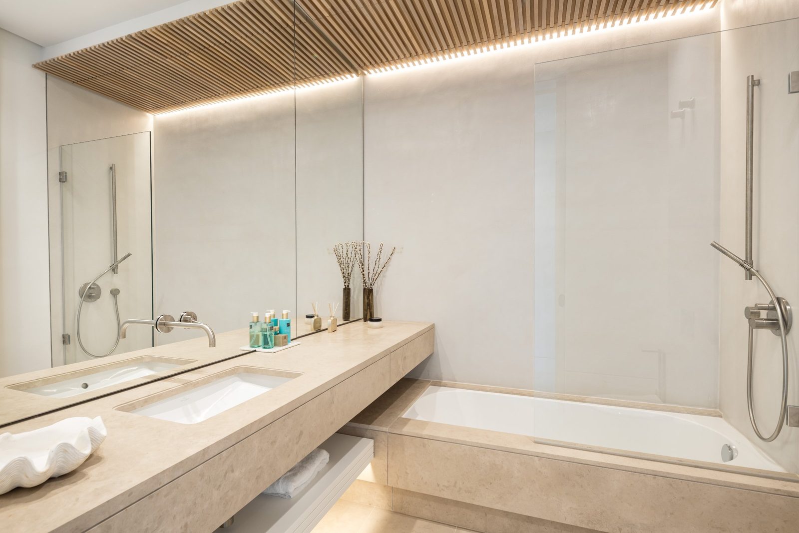 Contemporary bathroom with twin vanity, bathtub and walk-in shower of a 6-bedroom villa in Málaga - The Estates