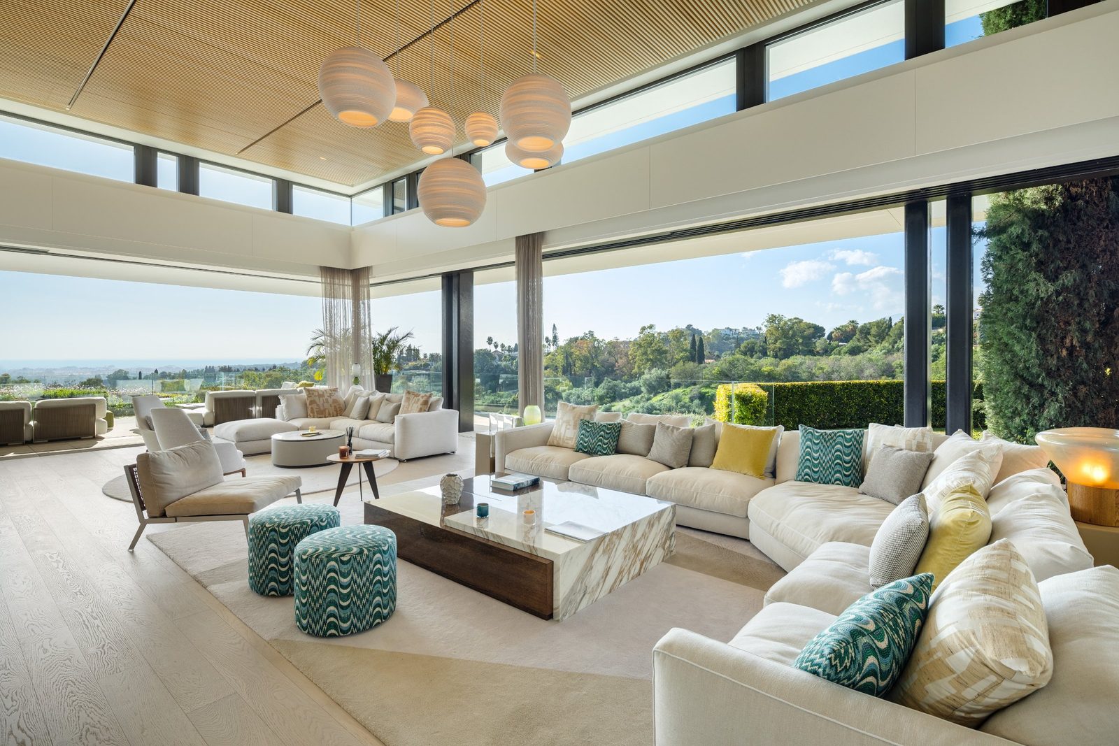 Spacious living room with panoramic sea and garden views of a 6-bedroom villa in Málaga - The Estates