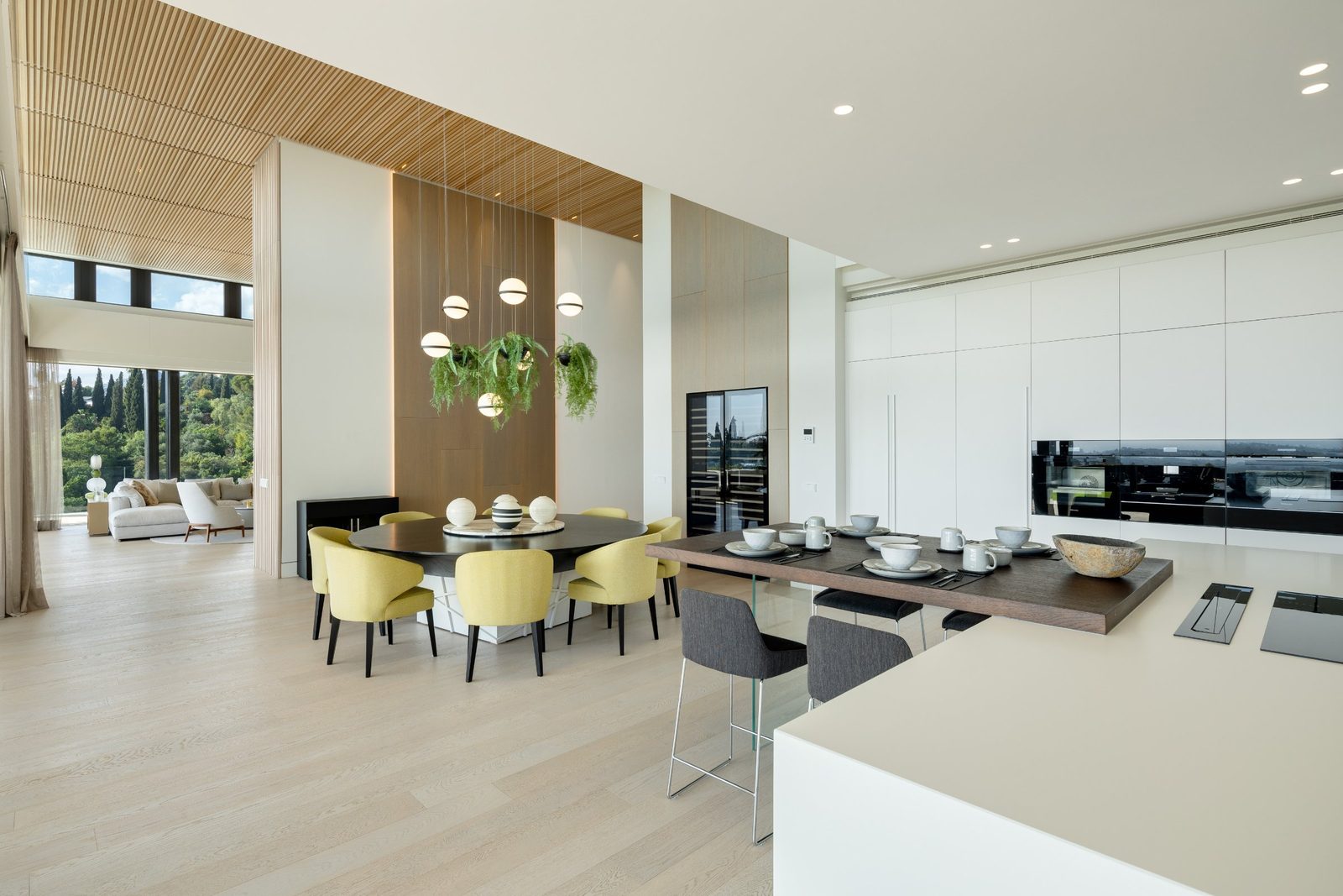 Open-plan kitchen and dining area of a 6-bedroom villa in Málaga - The Estates
