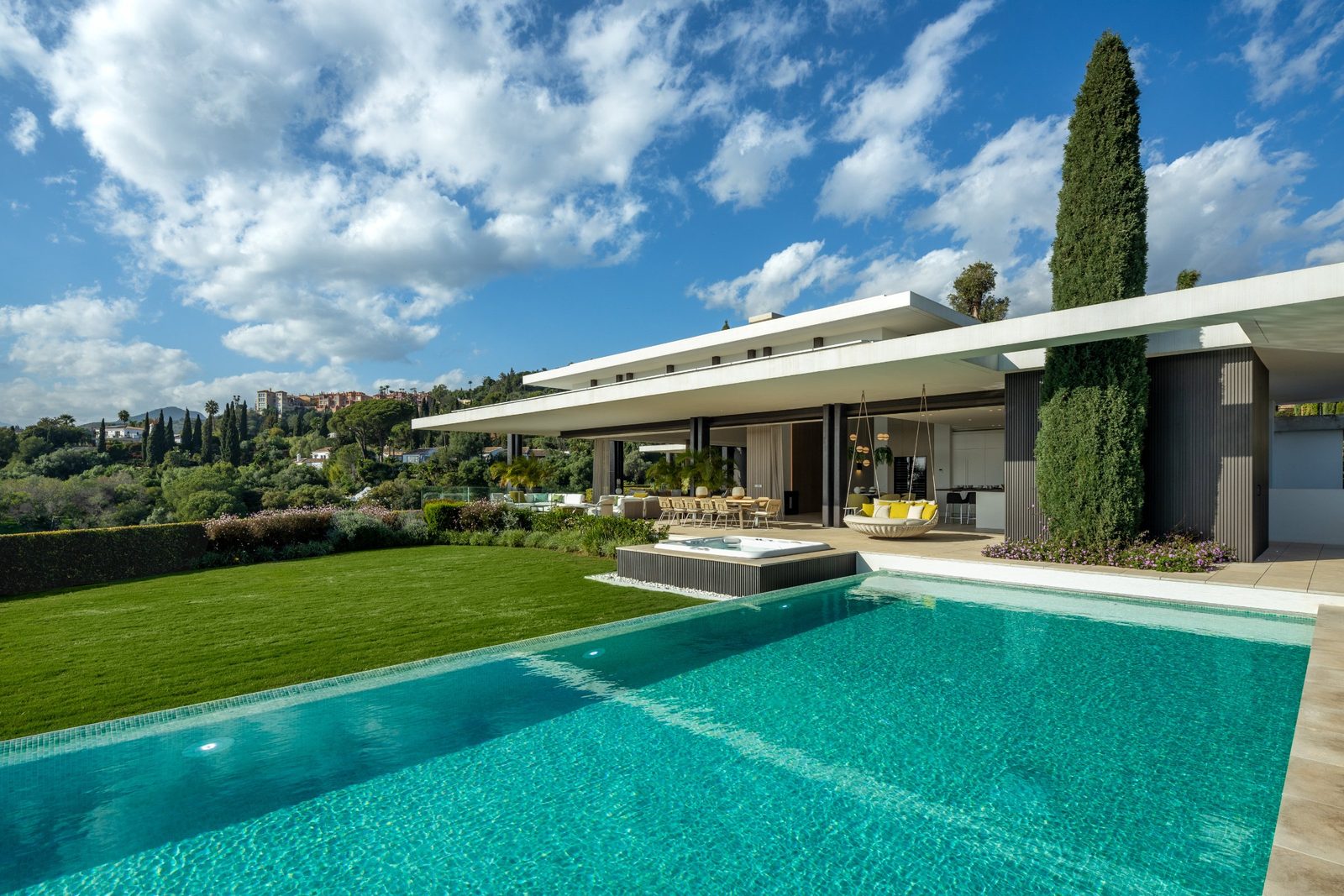 Modern villa with pool, manicured garden and panoramic views in Benahavís, Málaga - The Estates