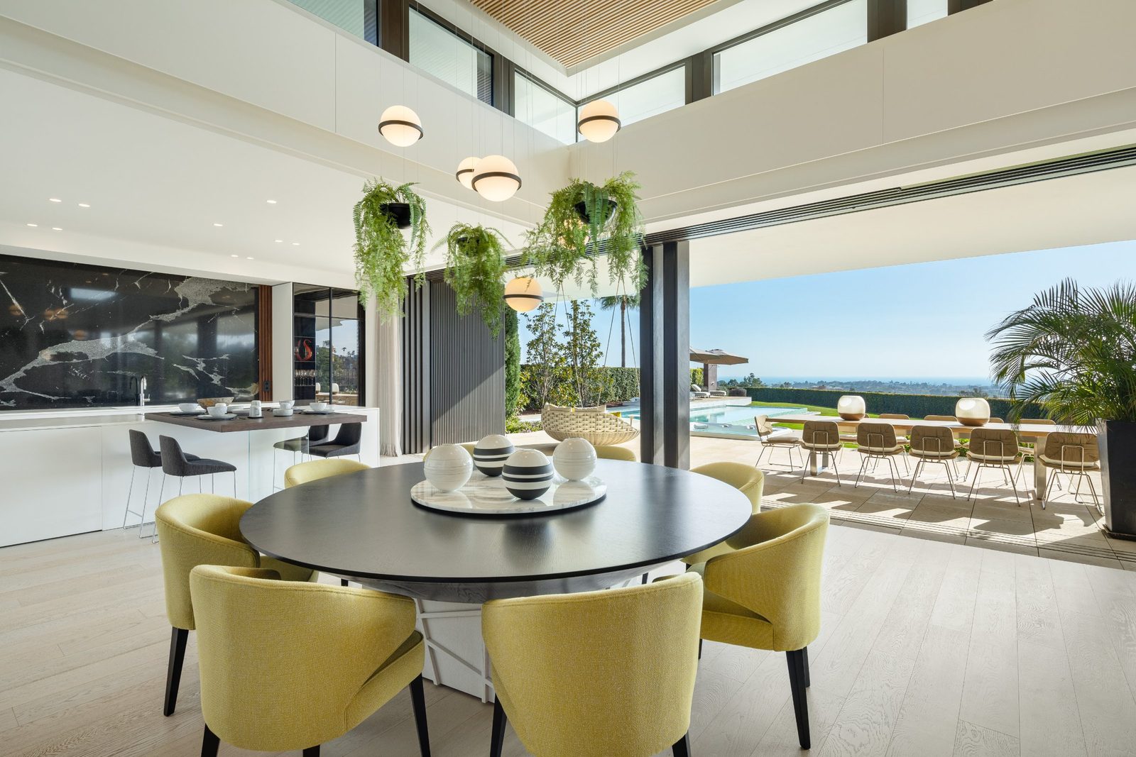 Open-plan kitchen and dining room with sea views of a 6-bedroom villa in Málaga - The Estates