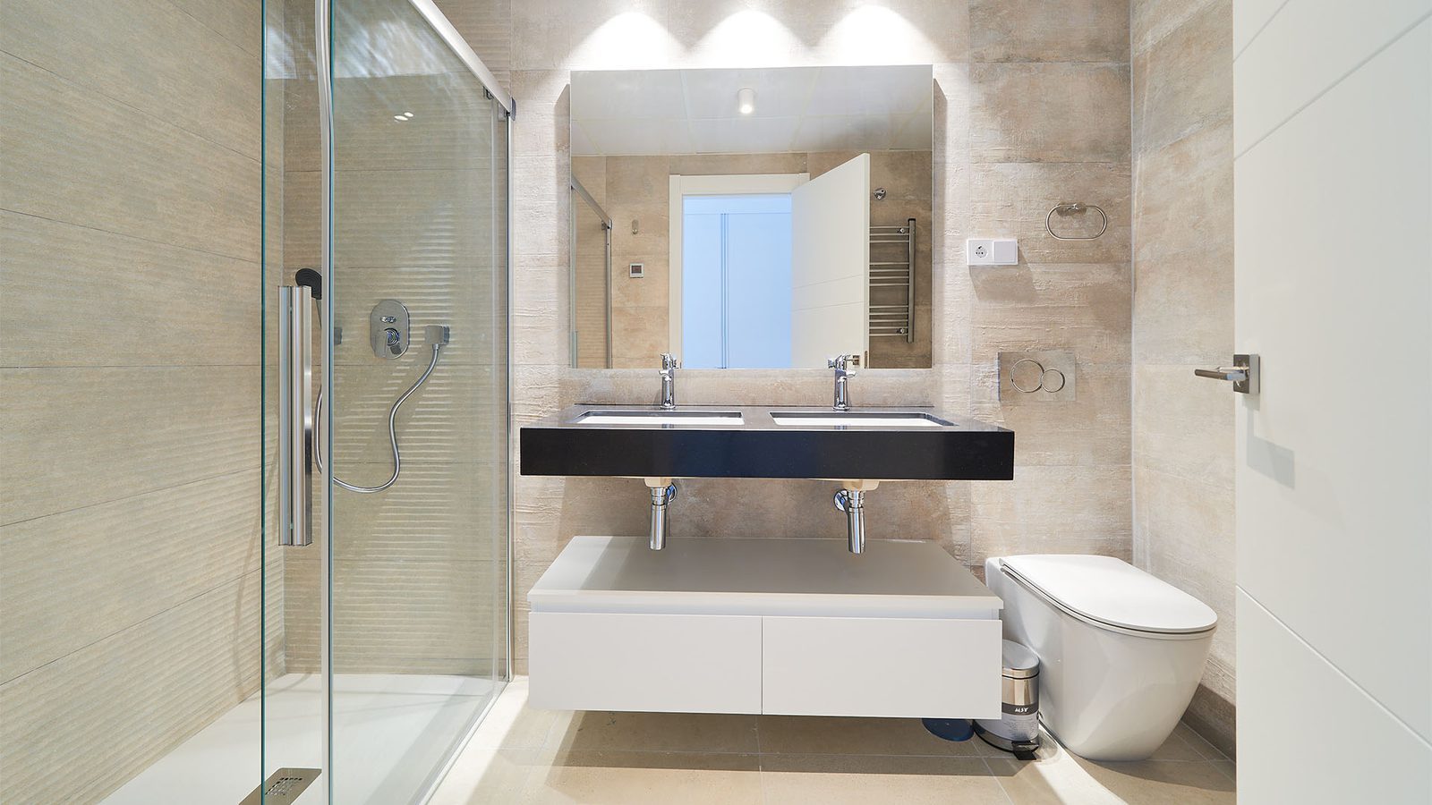 Modern bathroom with walk-in shower, double vanity and toilet in a 2-bedroom penthouse in Fuengirola - The Estates