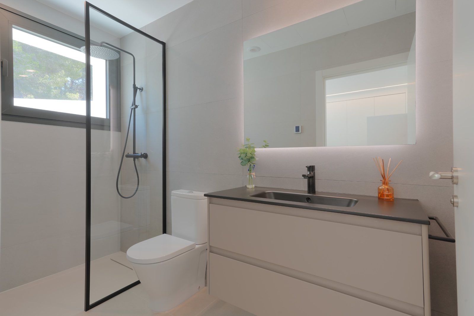 A modern bathroom with a walk-in shower in a 4-bedroom villa in Moraira - The Estates