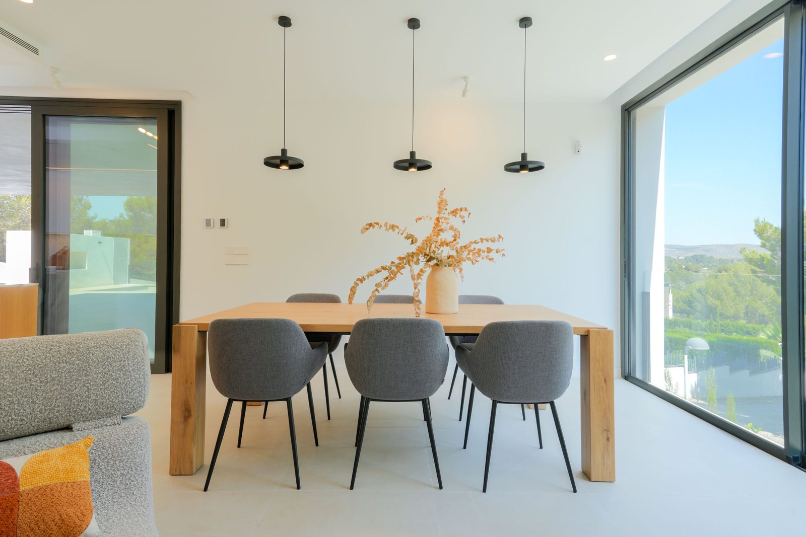 Modern dining area with countryside views in a 4-bedroom villa in Moraira - The Estates