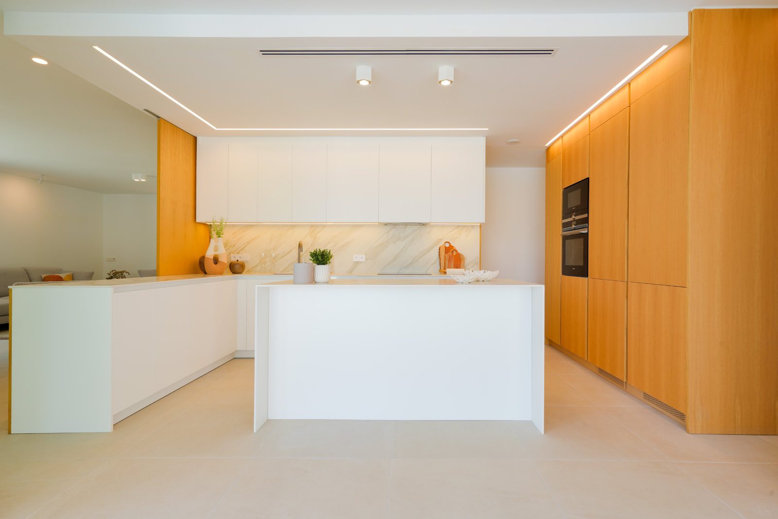 Modern kitchen with island in a 4-bedroom villa in Moraira - The Estates