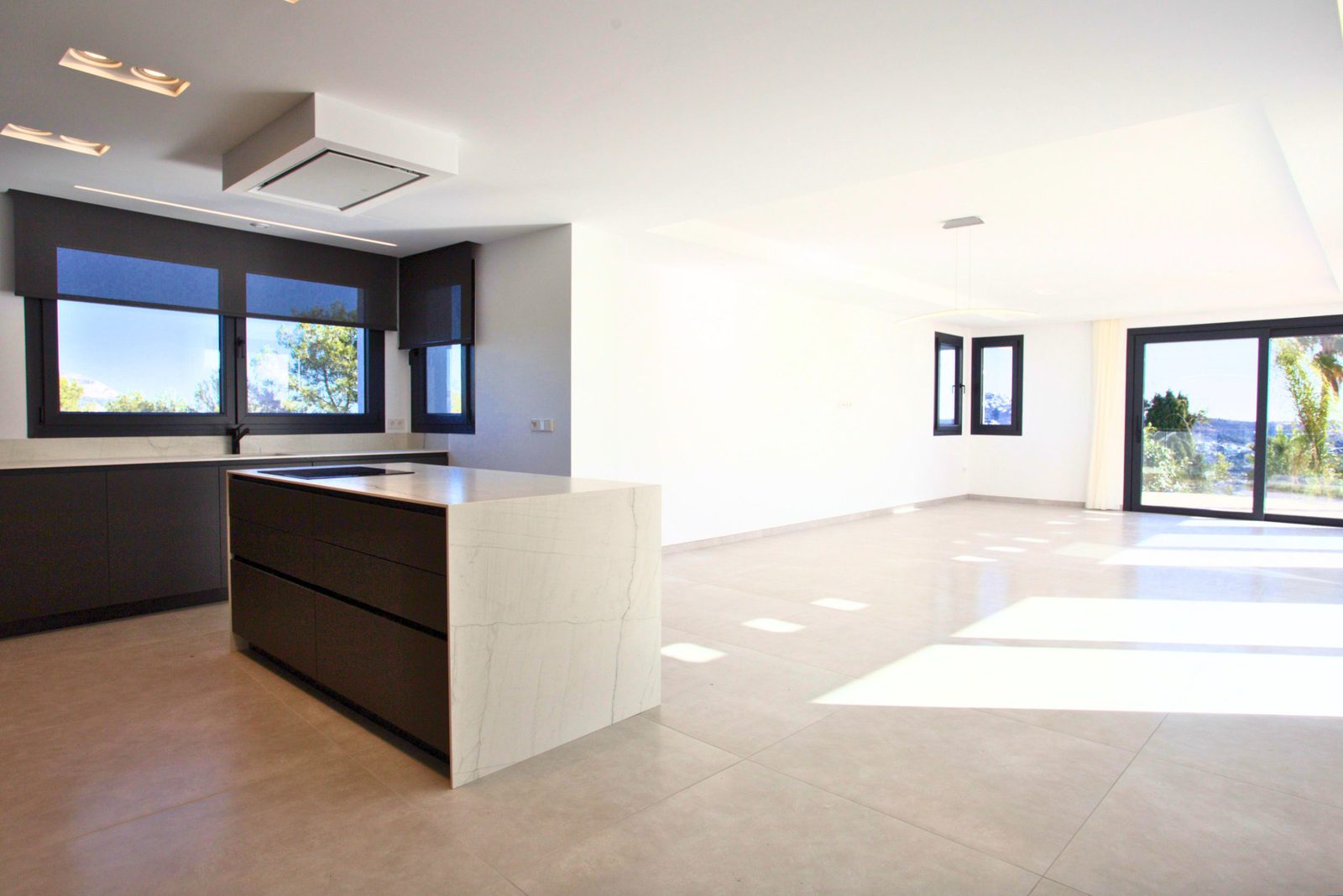 Modern kitchen with island in a 3-bedroom villa in Moraira - The Estates
