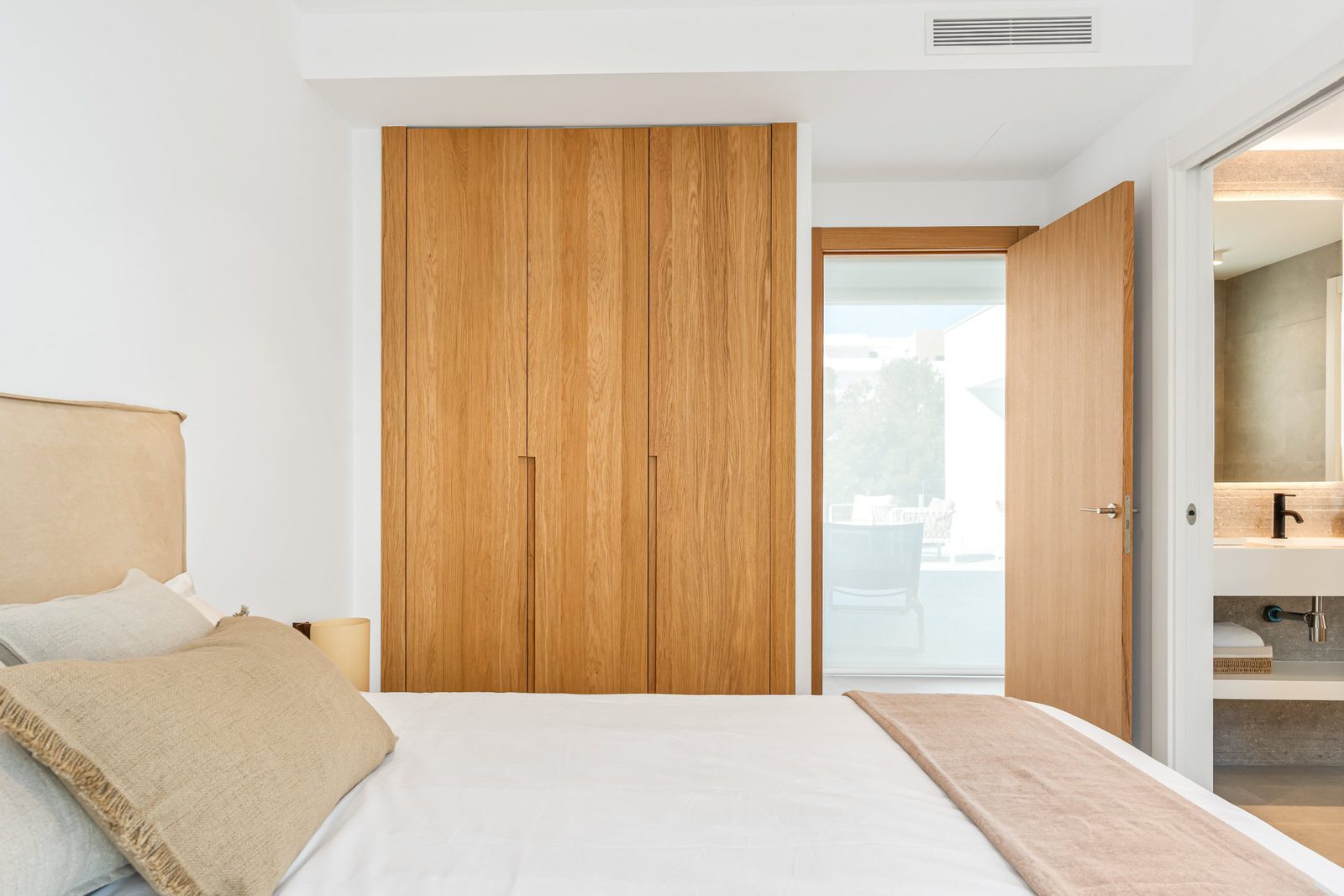 Stylish bedroom with built-in wardrobes and an ensuite bathroom in a 3-bedroom villa in Benitachell - The Estates