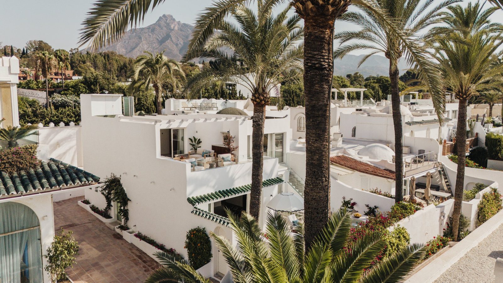 Beachfront Home on Marbella’s Golden Mile with Sea Views | Villa Oasis Club