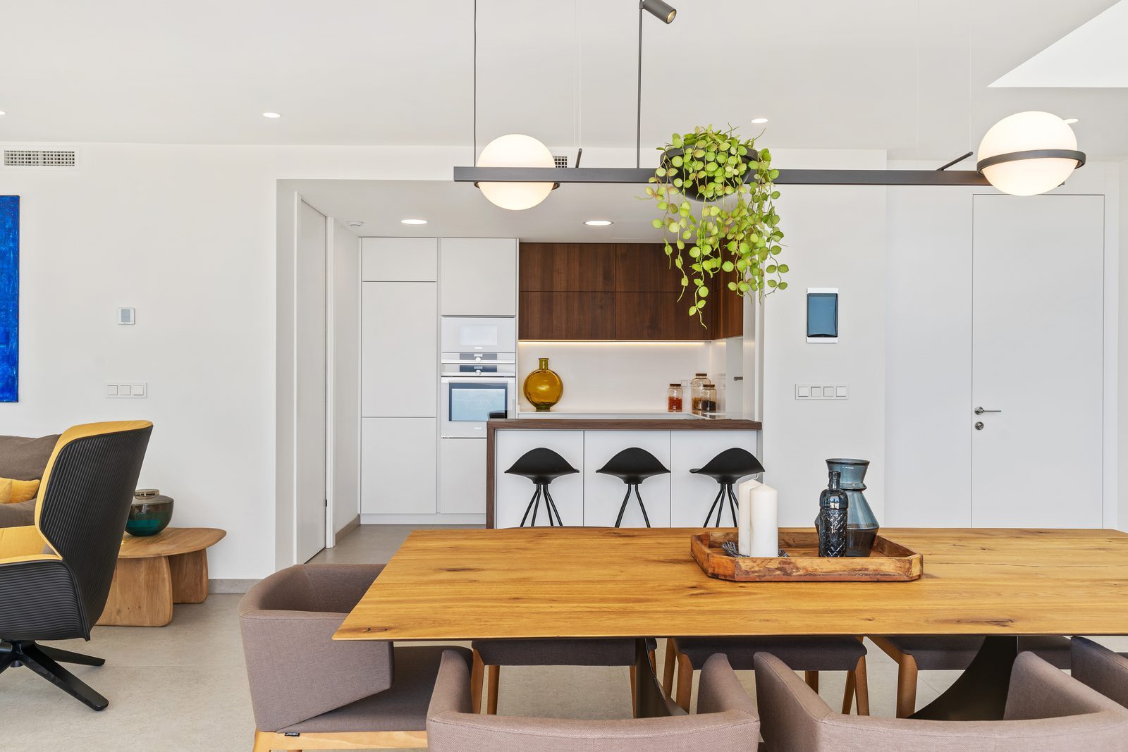 Modern open-plan dining area and kitchen of a 4-bedroom villa in Altea - The Estates