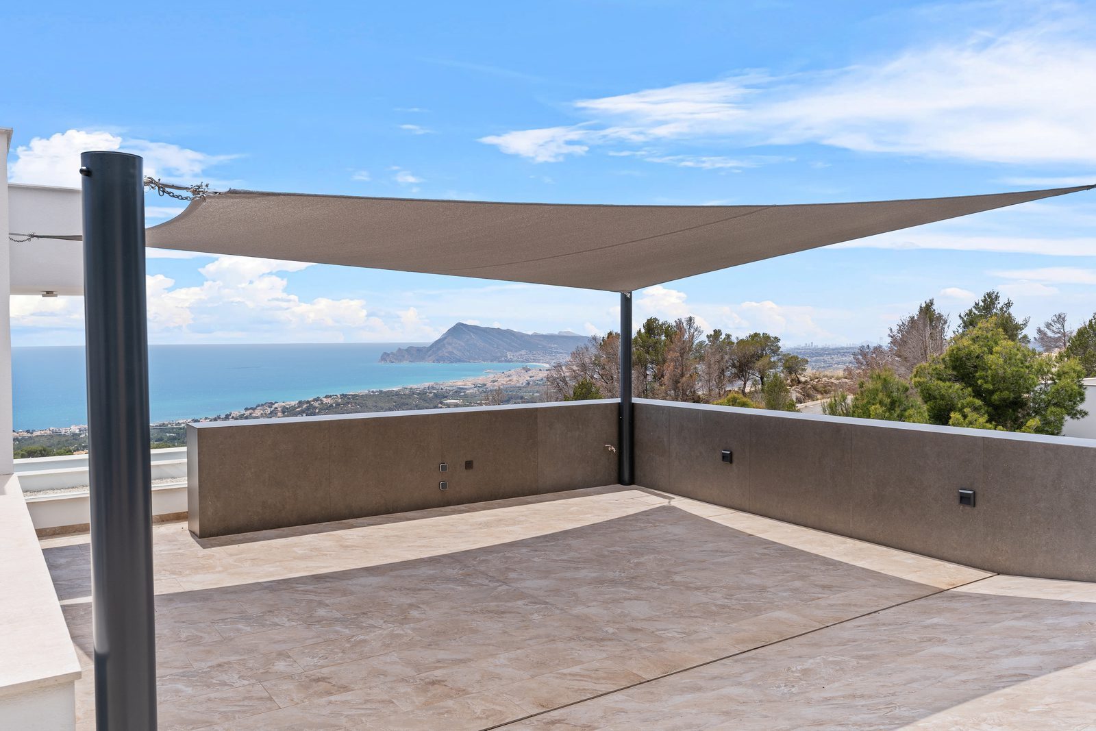 Shaded terrace with panoramic sea and mountain views of a 4-bedroom villa in Altea - The Estates