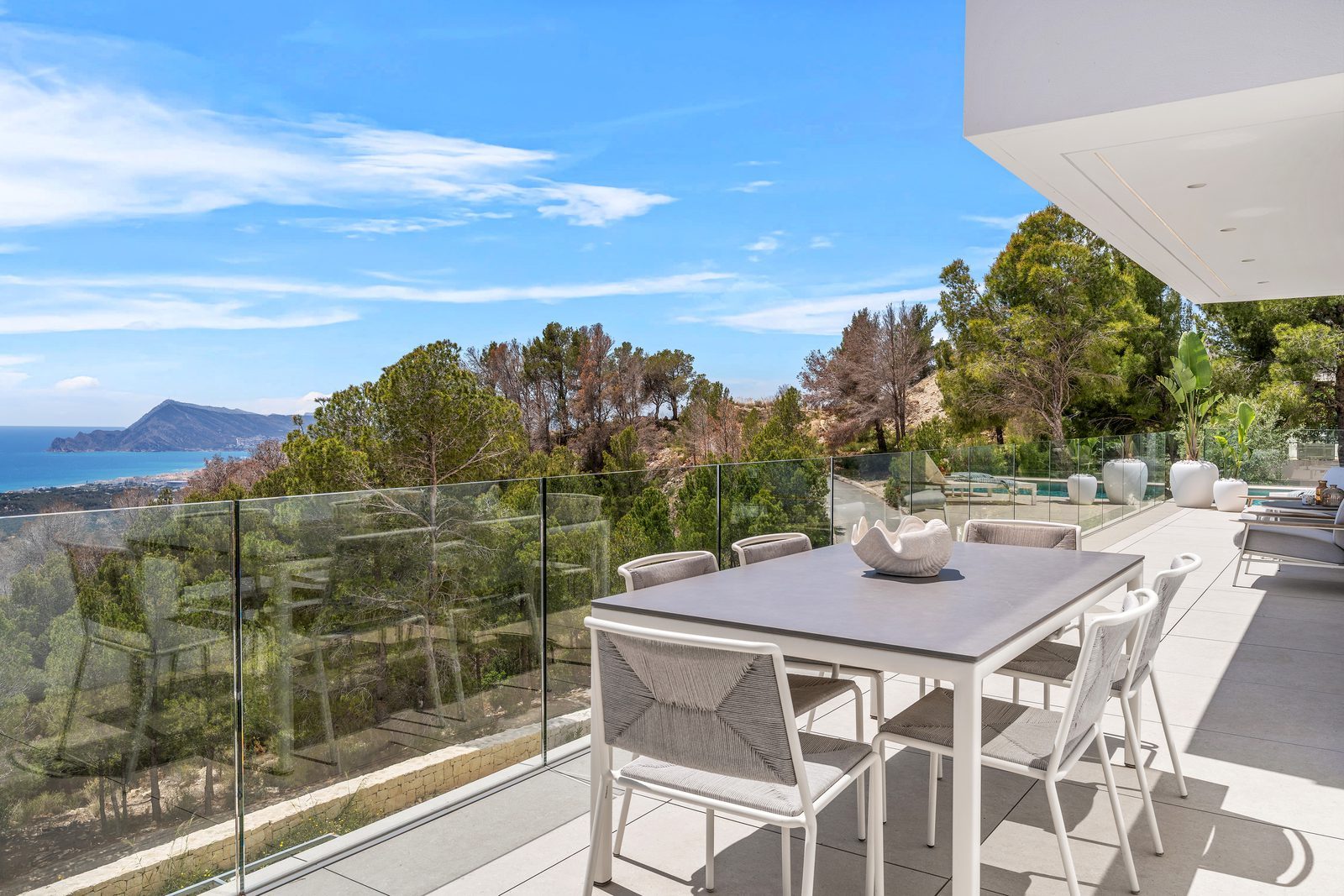 Outdoor dining terrace with panoramic sea and mountain views of a 4-bedroom villa in Altea - The Estates