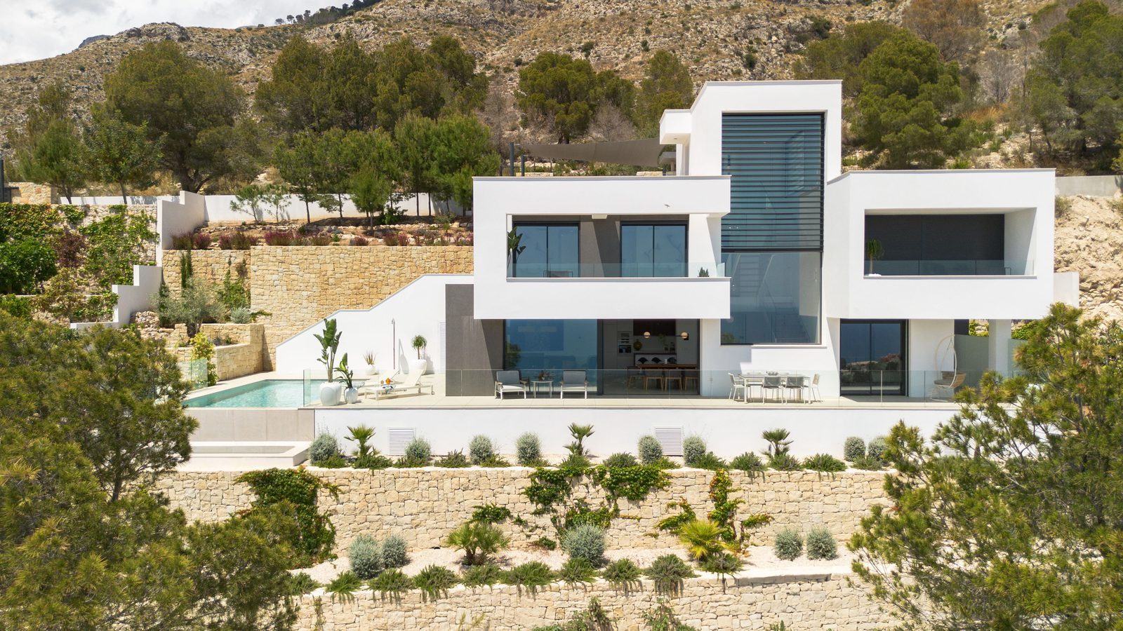 Modern white 4-bedroom villa with pool, terraces and landscaped gardens in the mountain setting of Altea - The Estates