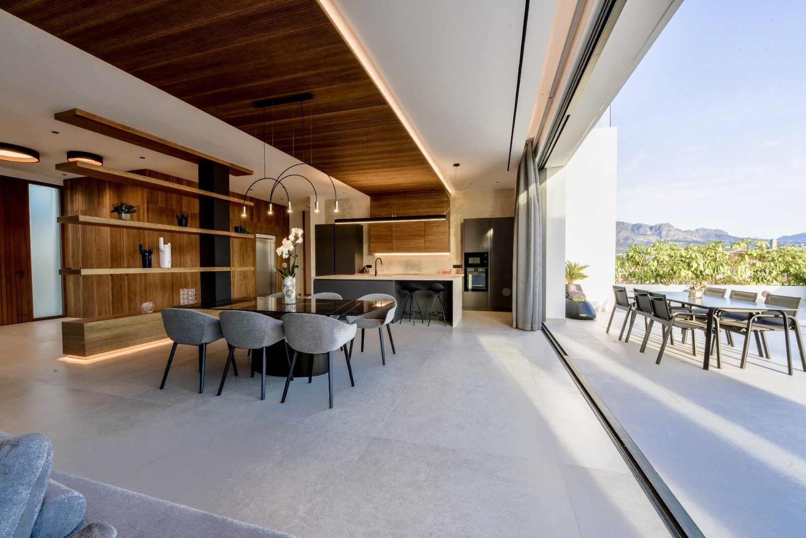 Modern kitchen and dining area with sea views in a 4-bedroom villa in La Nucia - The Estates