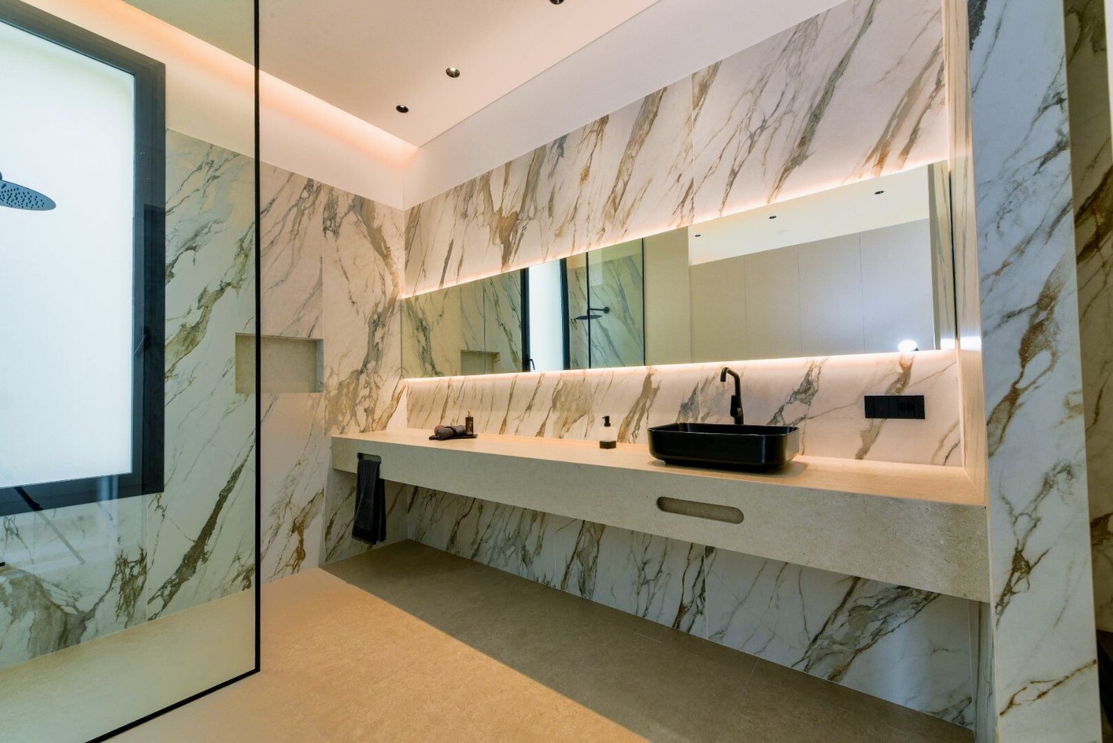 Luxurious marble bathroom with modern fixtures in a 4-bedroom villa in La Nucia - The Estates
