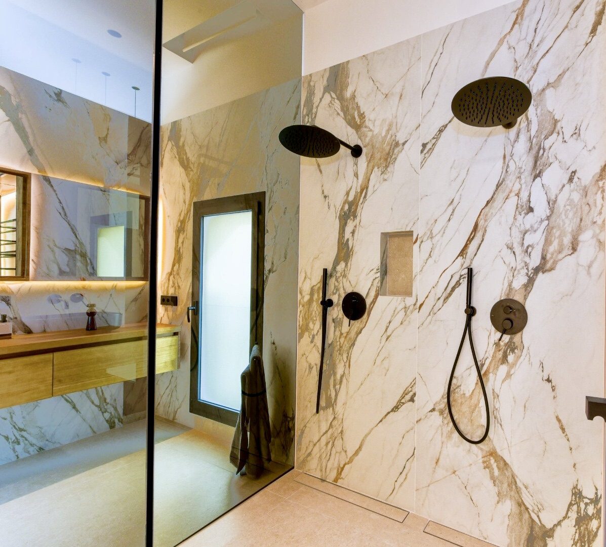Luxurious marble bathroom with a walk-in shower of a 4-bedroom villa in La Nucia - The Estates