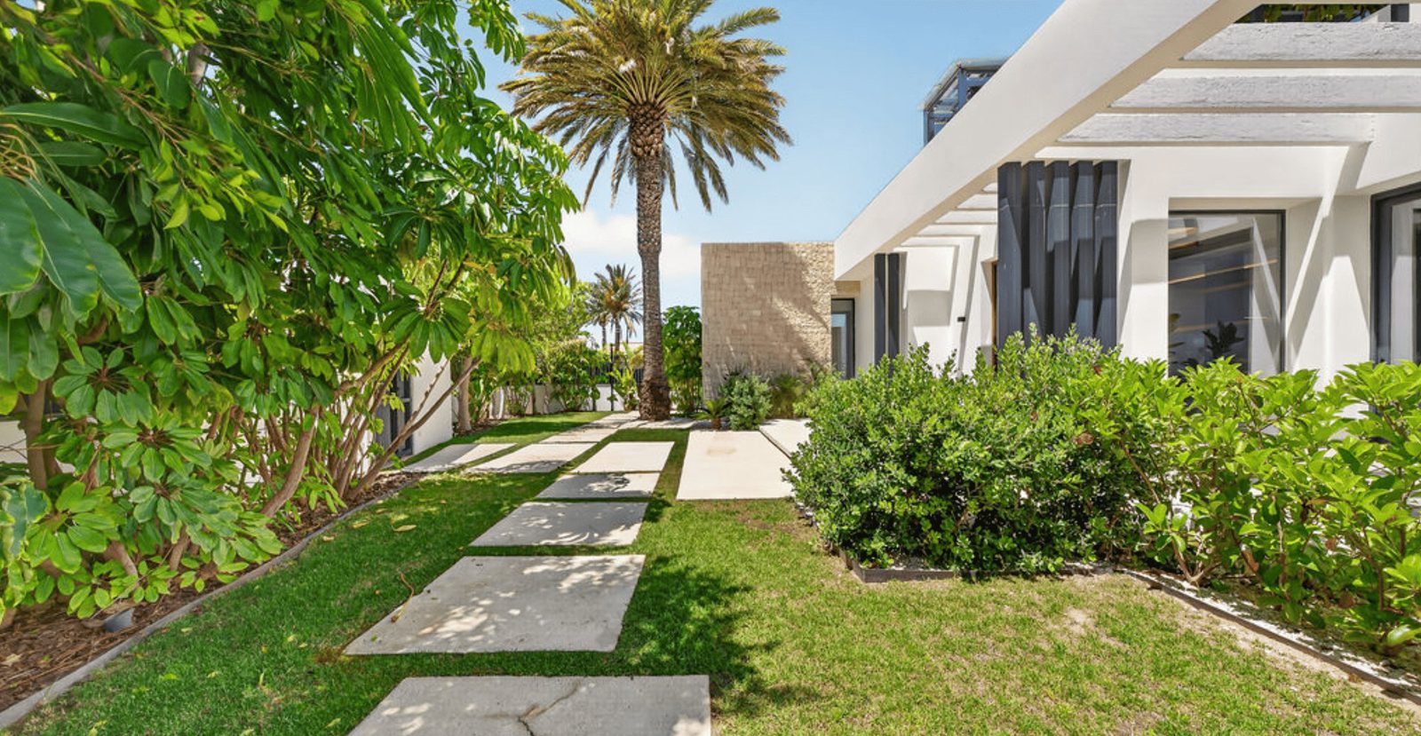 Luxury villa for sale in El Albir with panoramic sea views and designer garage | Villa Vega