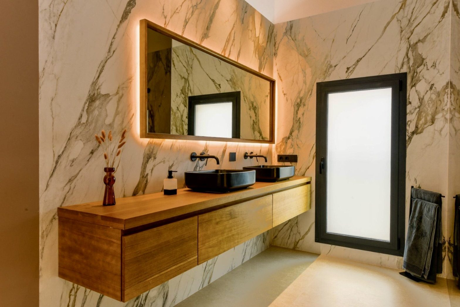 Luxurious bathroom with marble walls and modern fixtures in a 4-bedroom villa in La Nucia - The Estates
