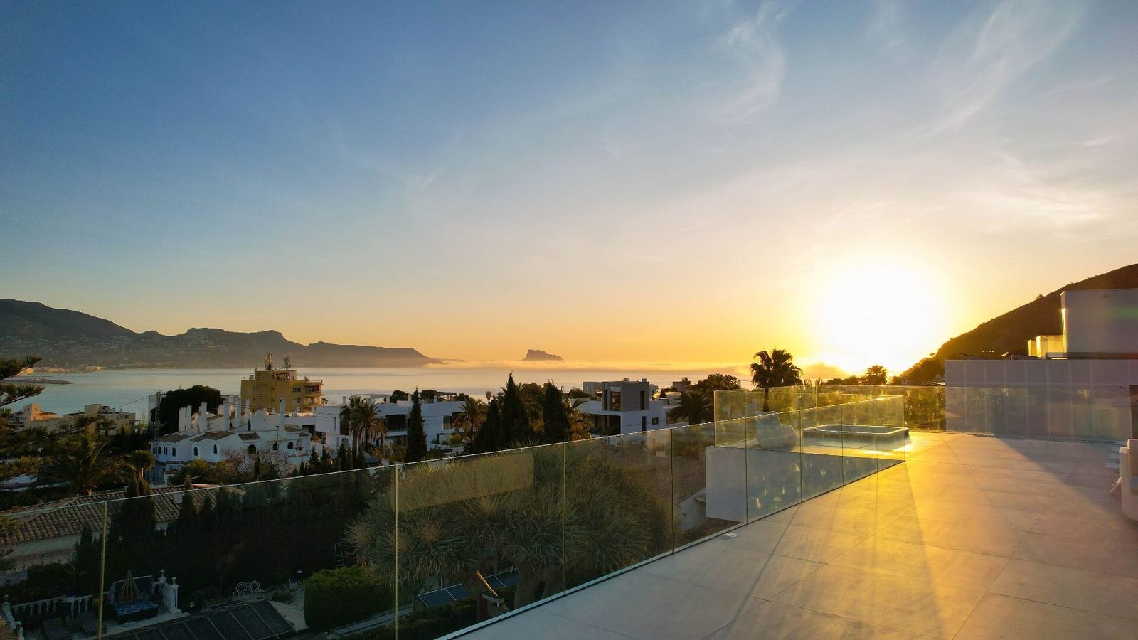 Stunning sea and city views from a 4-bedroom villa in La Nucia - The Estates