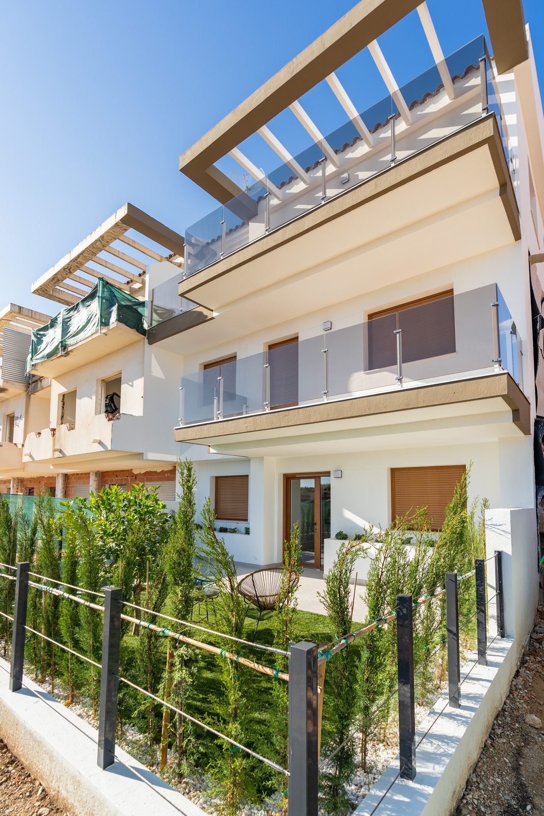 Exterior view of a 4-bedroom townhouse with a terrace and garden in La Nucía - The Estates