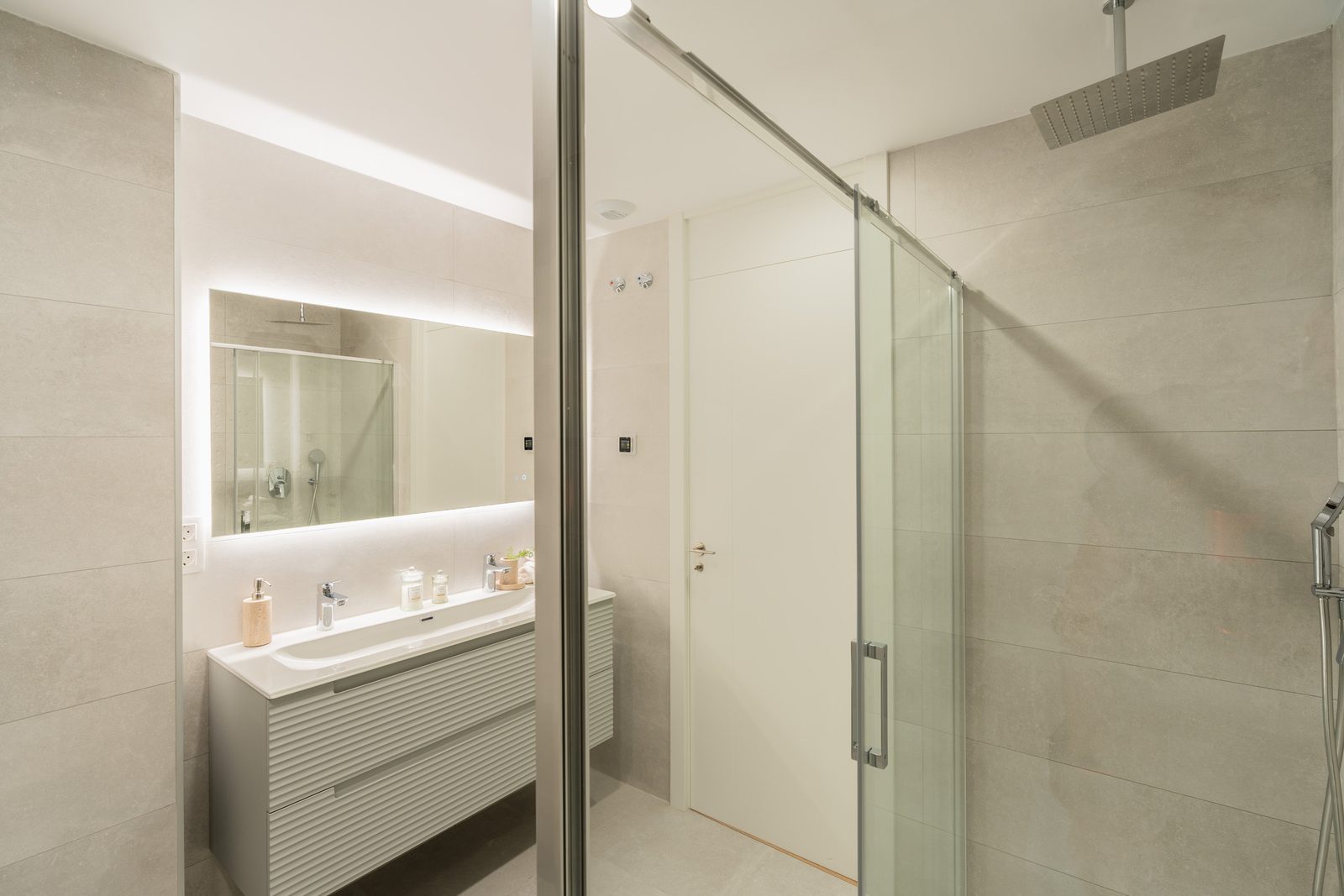 A modern bathroom with a walk-in shower and vanity in a 4-bedroom townhouse in La Nucía - The Estates