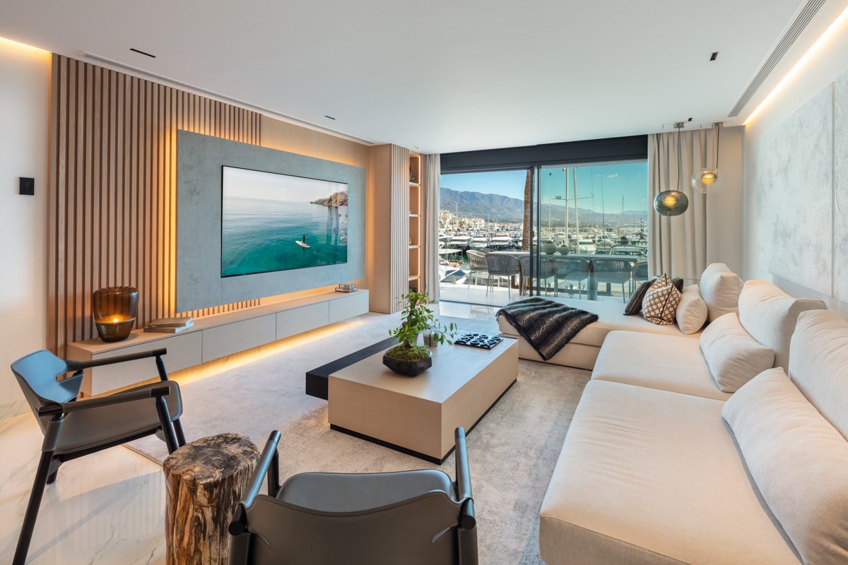 Frontline Marina Apartment in Puerto Banús with Sea Views | Apartment Banús